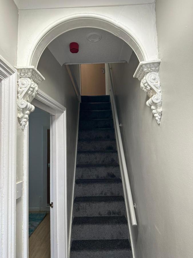 Luton Home Near Airport Private & Shared Bathroom Option المظهر الخارجي الصورة