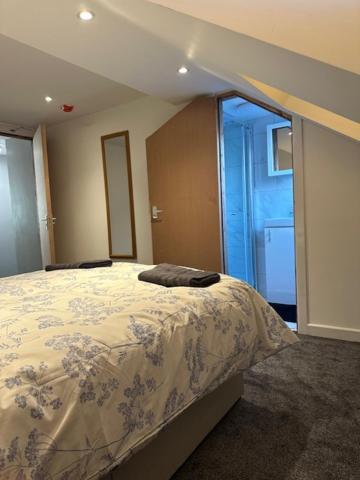 Luton Home Near Airport Private & Shared Bathroom Option المظهر الخارجي الصورة