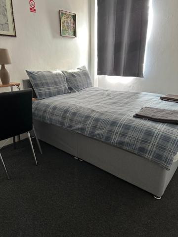 Luton Home Near Airport Private & Shared Bathroom Option المظهر الخارجي الصورة